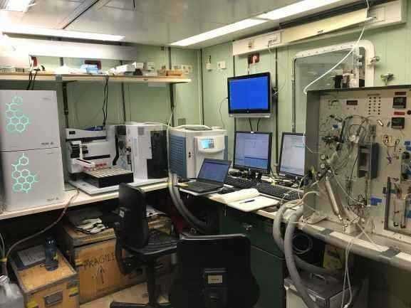 Așa arată laboratorul de halocarboni de pe Polarstern