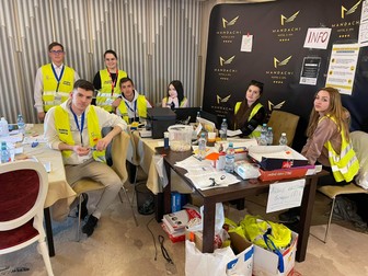 O parte din echipa de voluntari din hotel | Foto: Facebook Ștefan Mandachi