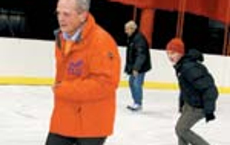 Unul patineaza, altul cumpara varza