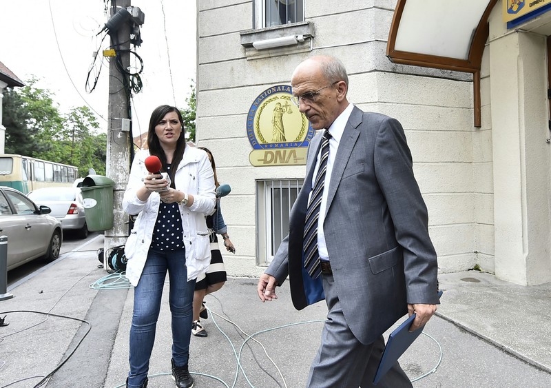 Medicul Alexandru Ciocâlteu (dr.) sosește la sediul Direcției Naționale Anticorupție (DNA). Sursa foto: Agerpres