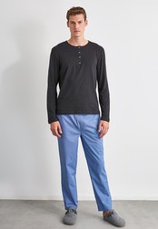 E pijama cu fentă! Costă doar 119,99 lei