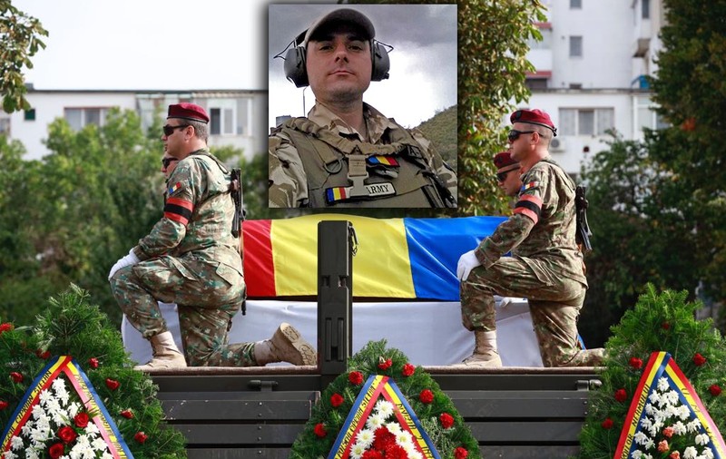 Ciprian Ștefan Polschi, militarul ucis în Afganistan, a fost înmormântat. Camarazii săi au tras salve de foc și au aruncat garoafe din elicopter