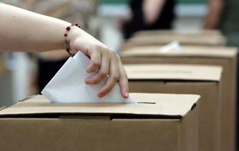 Zeci de sesizări au fost făcute pe durata campaniei electorale. MAI a început să ducă materialele electorale către secții