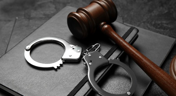 Căsătoriile și conviețuirile forțate vor deveni infracțiuni sancționate sever, mai ales în cazul victimelor minore, după ce Parlamentul României a adoptat miercuri un proiect de lege inițiat de deputata USR Diana Buzoianu. Sursă foto Shutterstock