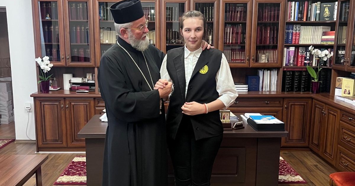 Cristina Conț. elevă nevăzătoare din Baia Mare , alături de Preasfințitul Părinte Iustin