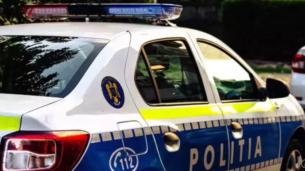 O mașină de poliție parcată