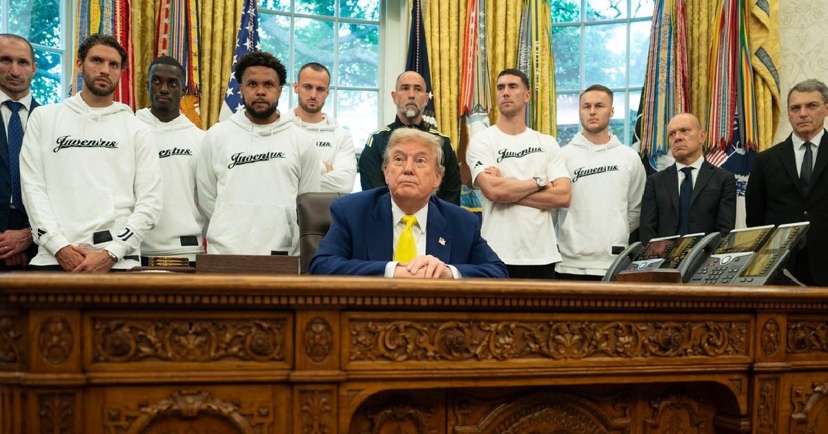 Președintele Donald Trump s-a adresat presei cu jucătorii de la Juventus în spatele său, inclusiv internaționalii Statelor Unite Timothy Weah și Weston McKennie