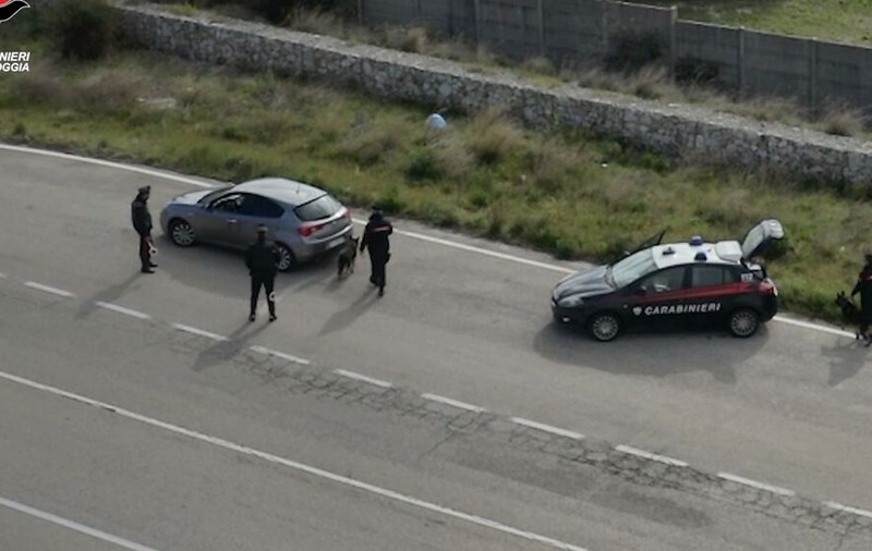 Un român fără permis le-a oferit șpagă carabinierilor ca să nu-l amendeze: „Ia 300 de euro și lasă-mă să plec”