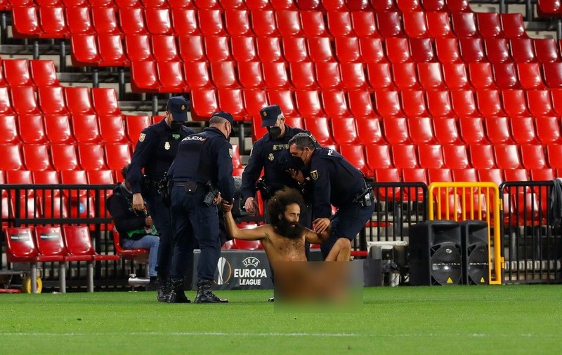 Un bărbat dezbrăcat a intrat pe teren, în timpul unui meci fără spectatori din Liga Europa