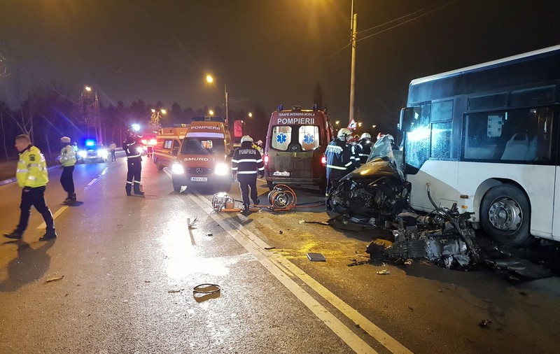Accident teribil în București, pe Șoseaua Petricani. Două persoane au murit după ce o mașină s-a lovit de un autobuz