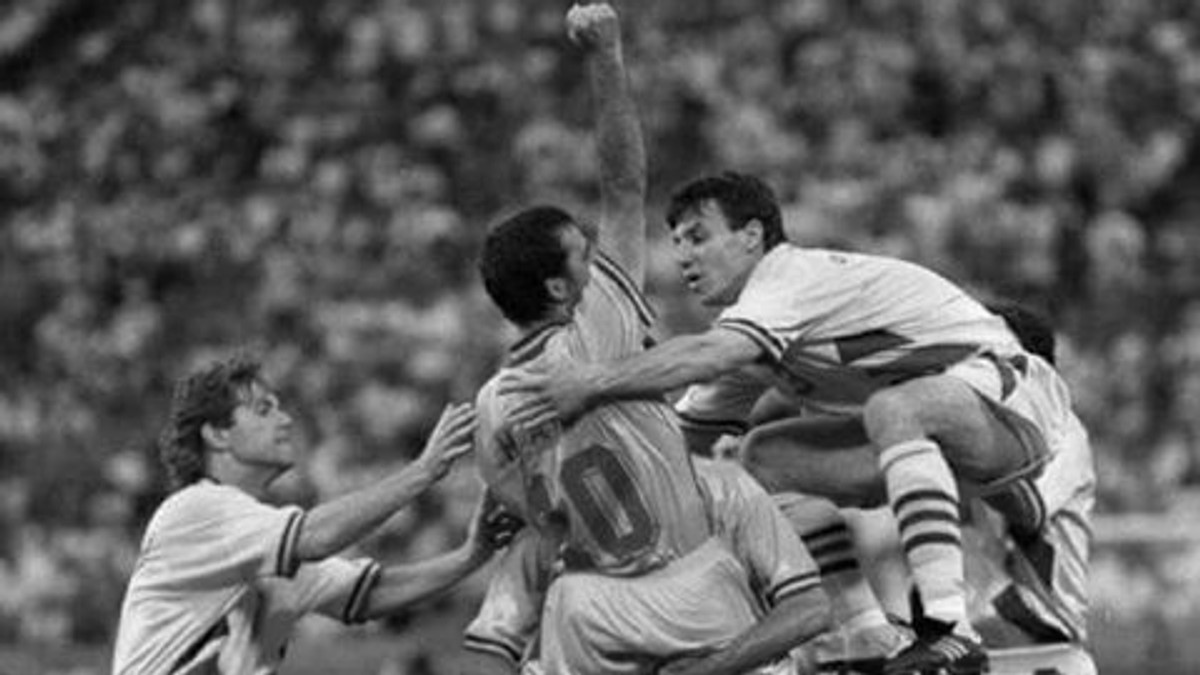Daniel Prodan (dreapta) s-are să-l felicite pe Gică Hagi (numărul 10) pentru marcarea unui gol în timpul unui meci susținut de naționala României. (FOTO: facebook.com/10GheorgheHagi)