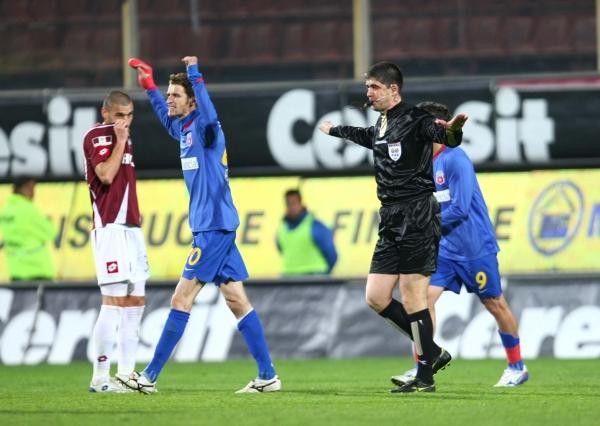 Alexandru Deaconu a pus capăt celebrului meci Rapid - Steaua din 2008, după ce a fost lovit cu o brichetă
