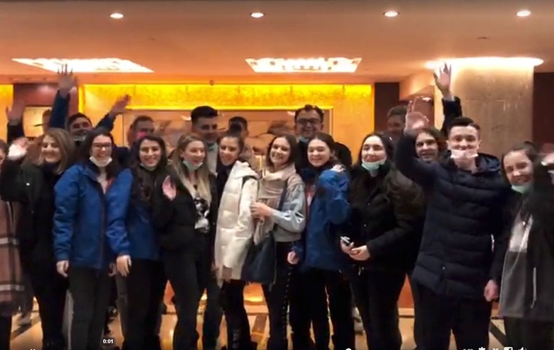 Ansamblul folcloric din Mioveni a ajuns acasă din China. Ce măsuri speciale s-au luat la aeroport