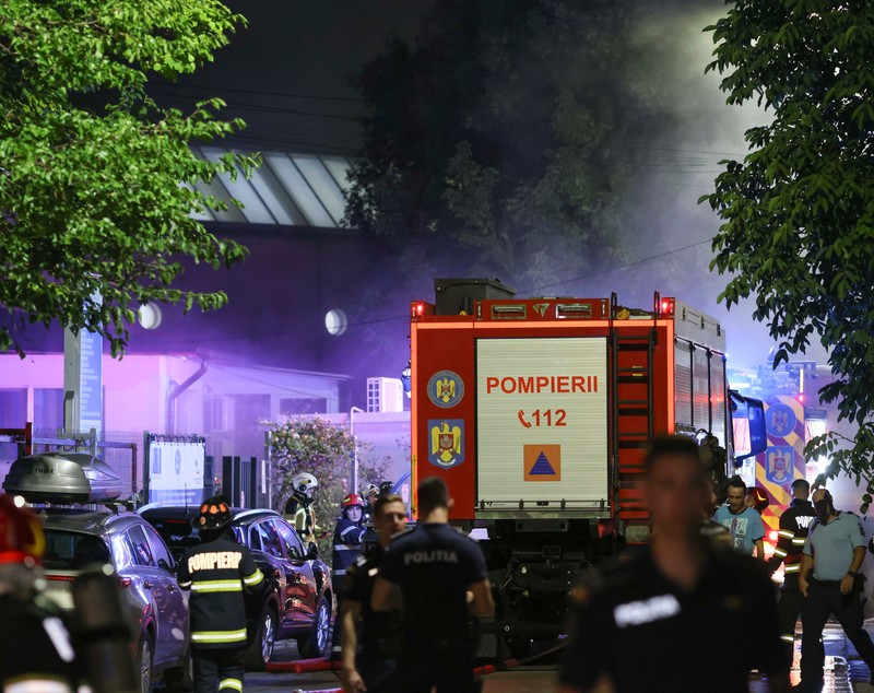 „Ăsta e sistemul public”. Ciolacu și Rafila, declarații din curtea Spitalului Nicolae Robănescu despre incendiul provocat de un transformator „nou și în garanție”