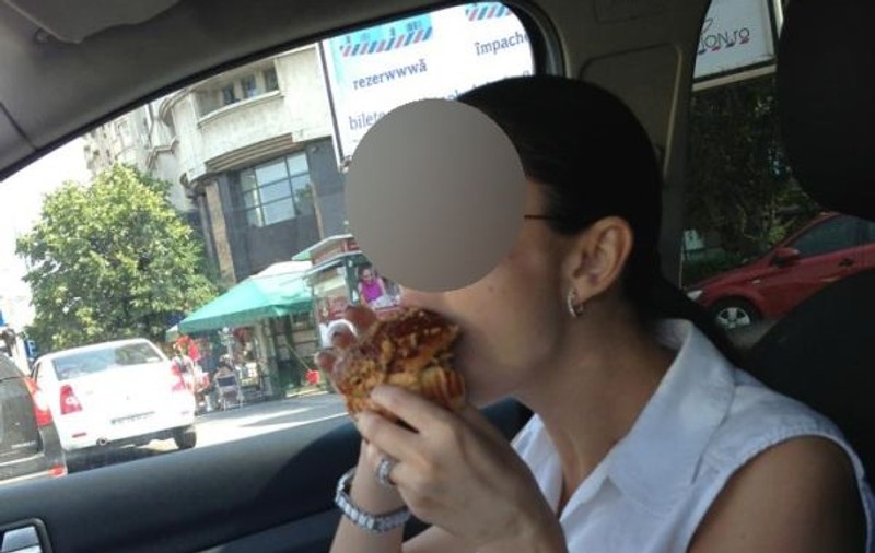 Toată lumea o crede ANOREXICĂ, dar UITE-O CUM ÎNFULECĂ UN COZONAC ÎNTREG! | FOTO