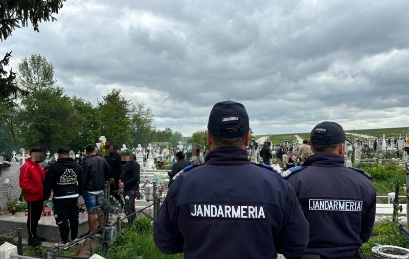 Au sfârâit grătarele într-un cimitir din Botoșani, de Paștele Blajinilor. Apoi a plouat cu amenzi
