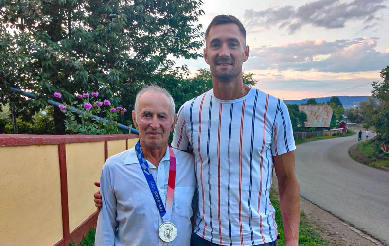 Canotorul Marius Cozmiuc i-a făcut cadou bunicului său medalia olimpică: „Moșu’ a ținut în mâini zeci de medalii”