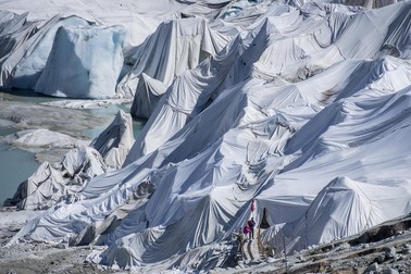 Ghețarul Ronului din Elveția a fost acoperit, în luna iulie, cu pături speciale pentru a împiedica topirea sa Foto: EPA
