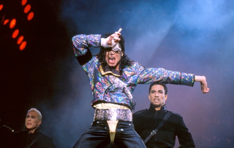 În "This is it" nu apare Michael, ci dubluri de-ale lui 