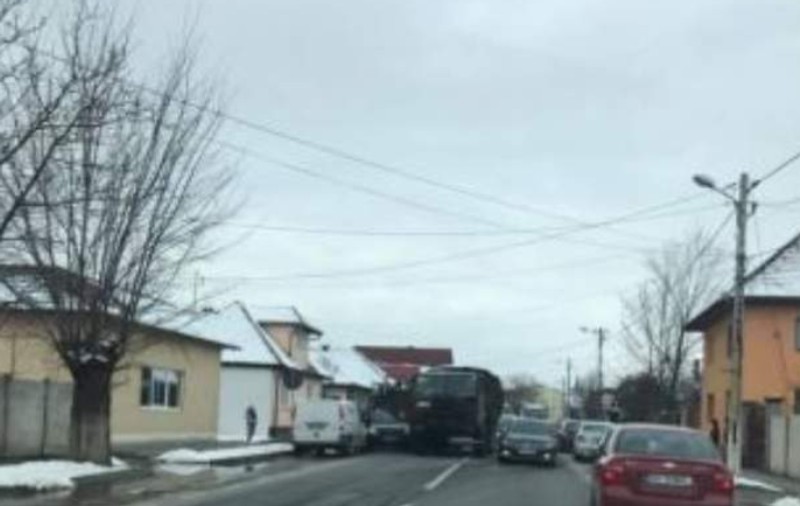Un camion al Armatei a distrus două autoturisme, pe o şosea din Braşov
