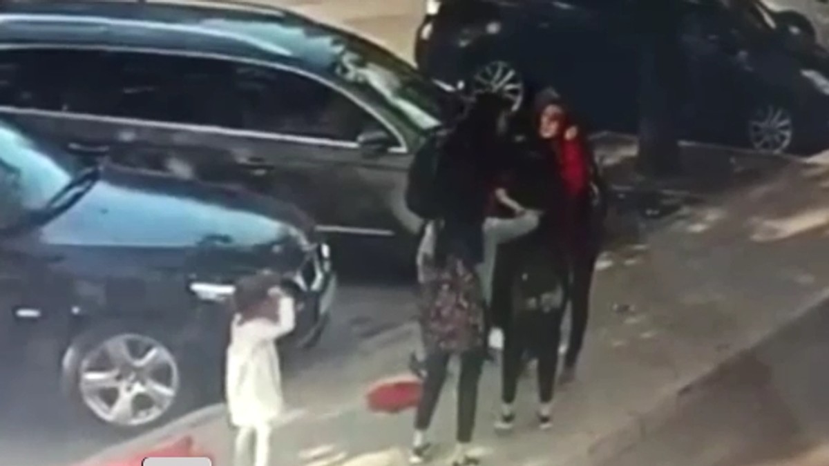 Scene halucinante la Chișinău! O femeie care se plimba cu fetița ei de trei ani a fost bătută pe stradă de câteva studente la medicină!
