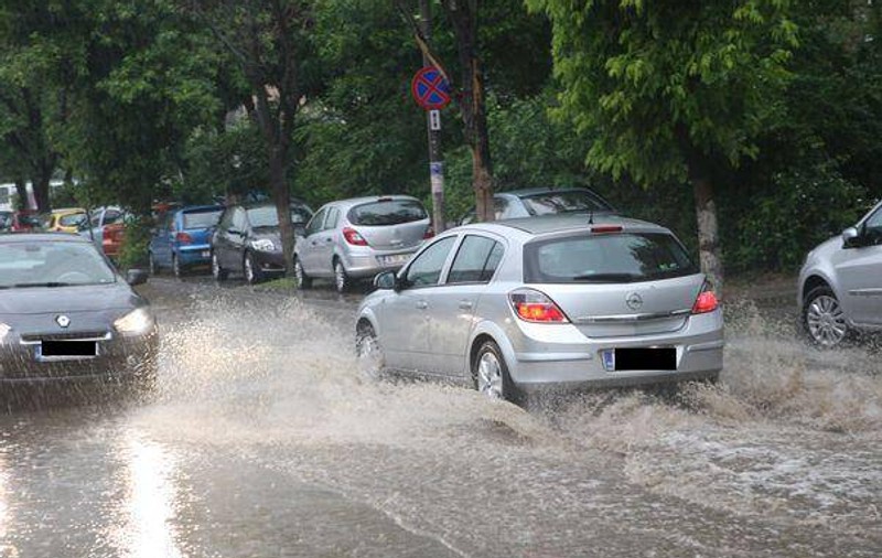 Precipitaţii însemnate cantitativ în următoarele două săptămâni. Ce temperaturi vor fi în fiecare regiune a ţării