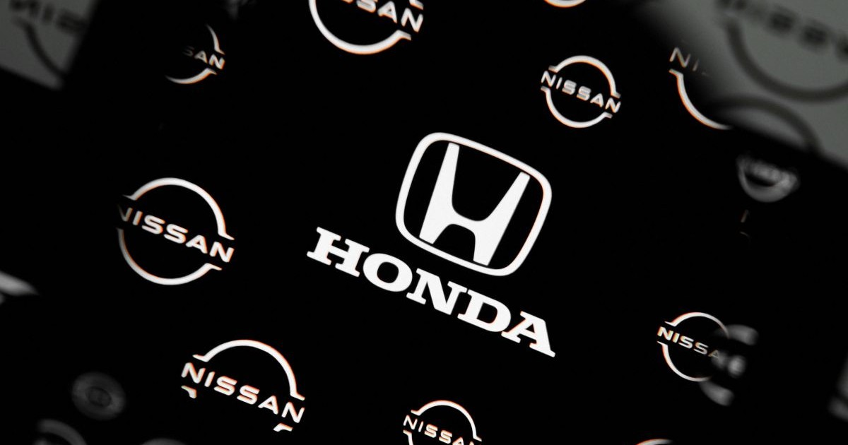 Logo-ul Honda în centrul fotografiei, pe fundal negru, înconjurat de mai multe logo-uri ale Nissan