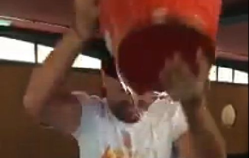 CA SĂ NU-ŞI STRICE NOUL PĂR, Măruţă A INTRAT în jocul cu GĂLETA cu ŞAPCA PE CAP | VIDEO