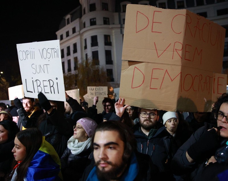 Protest la București, împotriva lui Călin Georgescu. „Vrem răspunsuri clare, nu dezinformare”