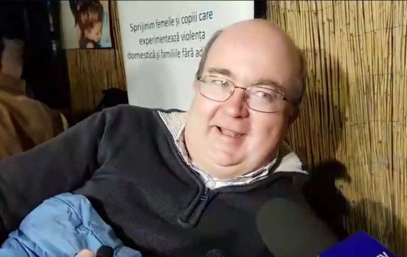 VIDEO/ Ambasadorul Marii Britanii la București doarme în stradă. Diplomatul Paul Brummell vrea să atragă atenția asupra problemelor oamenilor fără adăpost