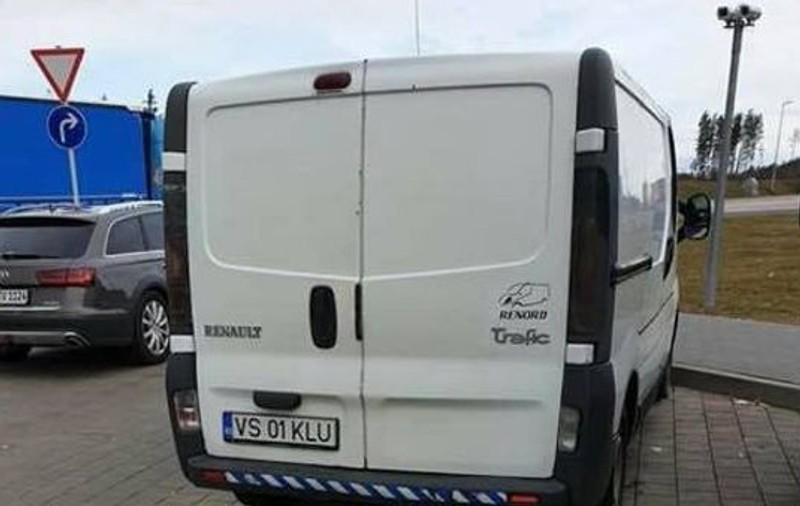 Această mașină din Vaslui zace de trei luni într-o parcare din Germania. Apel pentru identificarea proprietarului