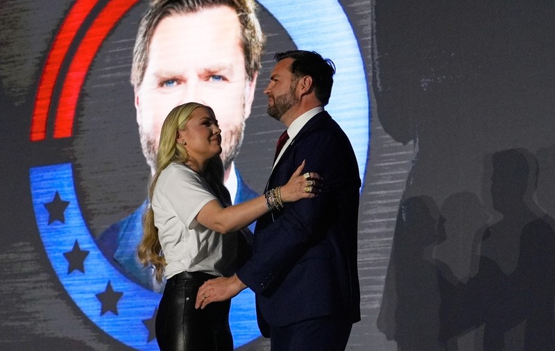 Erika Kirk, noua forță a dreptei americane: văduva lui Charlie Kirk îl propulsează pe JD Vance în cursa pentru Casa Albă