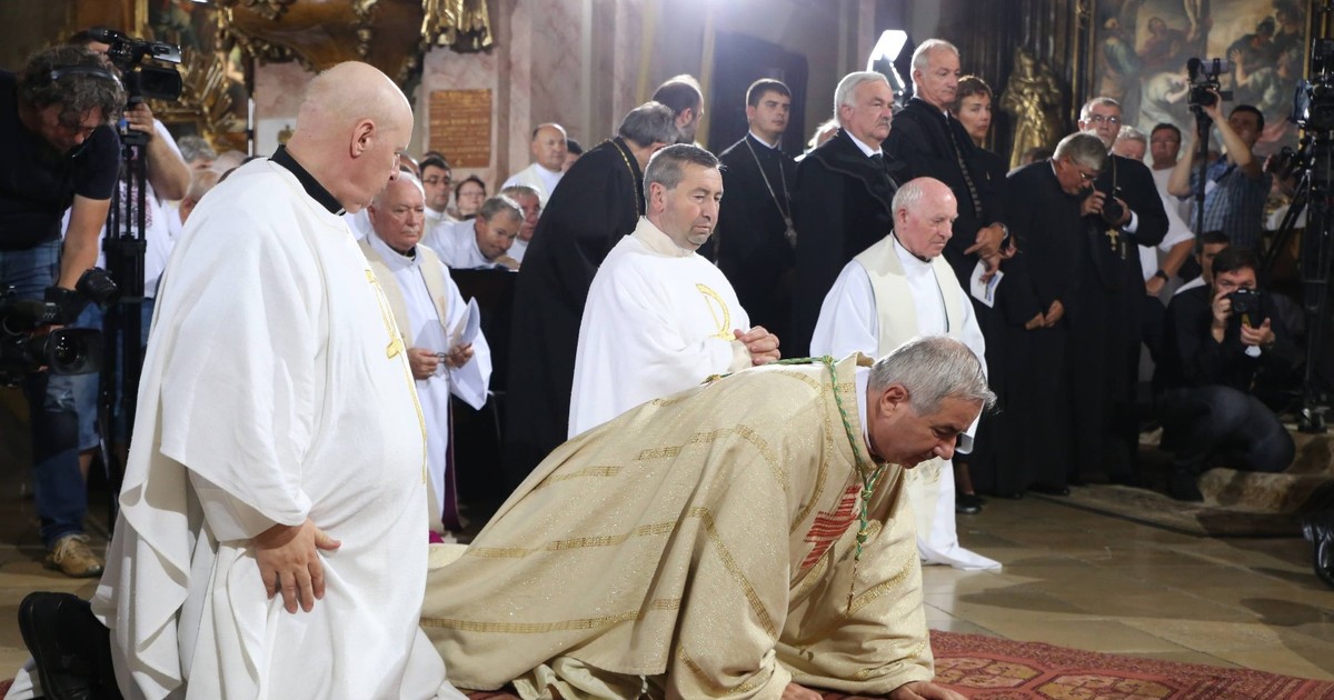 Ceremonie impresionantă în Piața Unirii din Timișoara. A fost instalat noul episcop romano-catolic