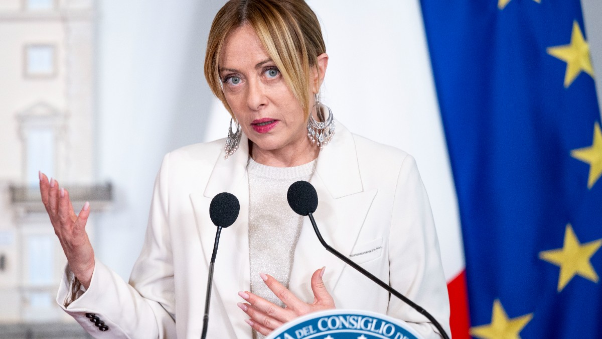 Premierul italian Giiorgia Meloni gesticulează și vorbește în fața unor miicrofoane, la o conferință de presă