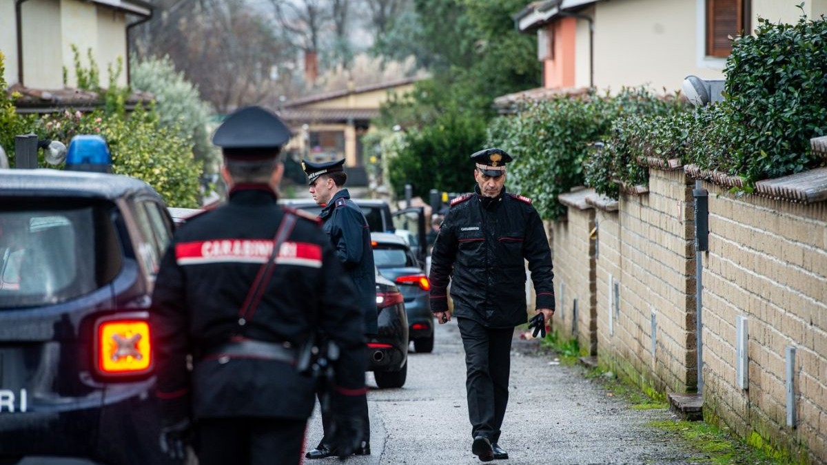 Mai mulți carabinieri se află pe o stradă din Roma, 28 ianuarie 2026