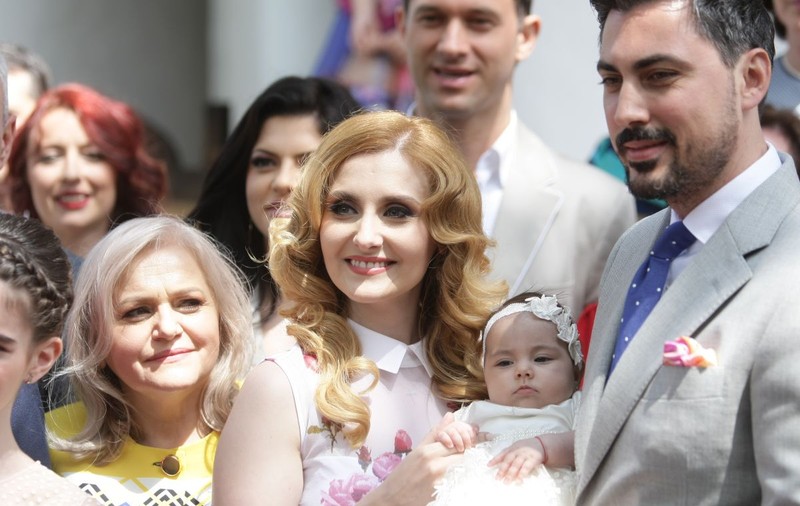 ZI MARE pentru ALINA SORESCU! Şi-a CREŞTINAT FETIŢA! Uite ce DULCE a FOST MICUŢA!