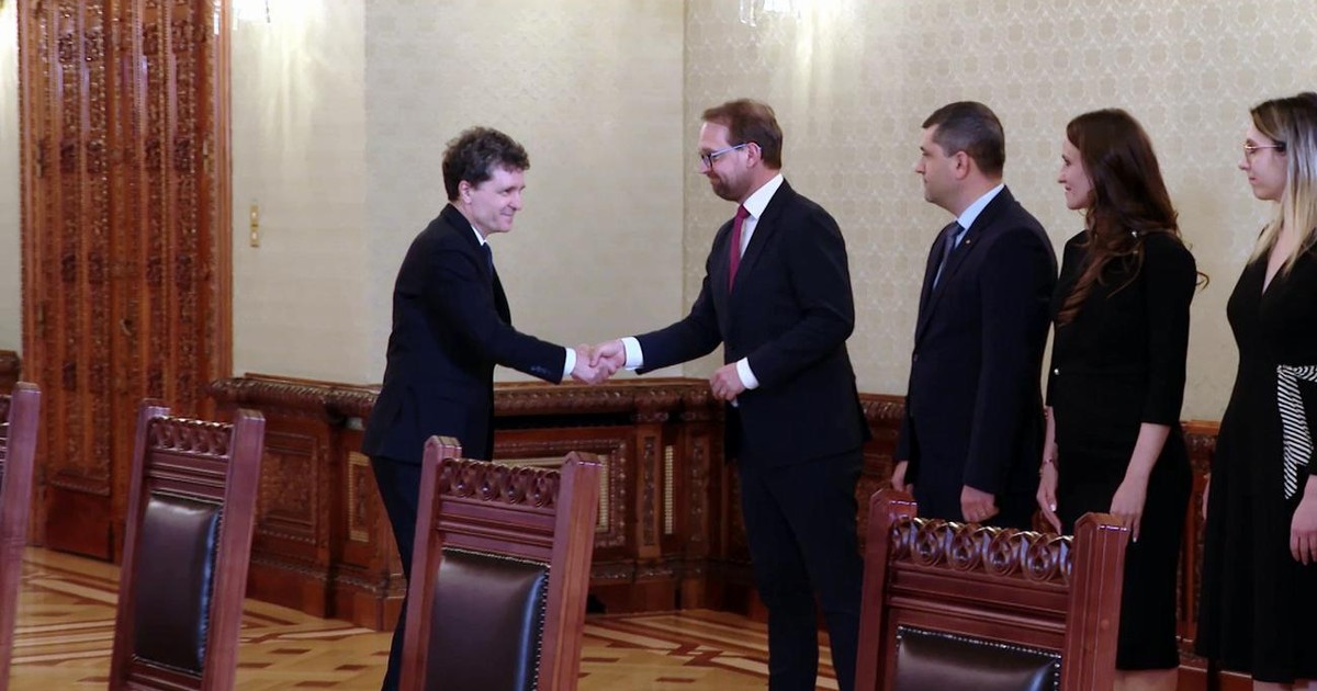 Președintele USR, Dominic Fritz, dă mâna cu președintele Nicușor Dan