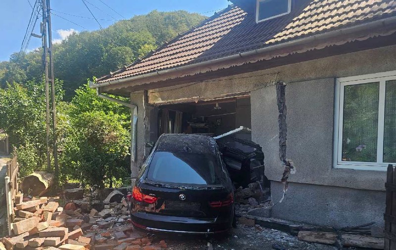 Un tânăr de 18 ani a intrat cu un BMW într-o casă din Reșița. Impactul a fost devastator