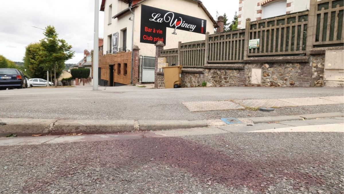 pete de sânga pe asfalt pe un drum public din fata clubului de noapte La Winey, Évreux, Frața, 30 august 2025