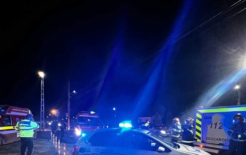 Autospecială a poliției, lovită de un șofer vitezoman. Doi agenți din Neamț, la spital