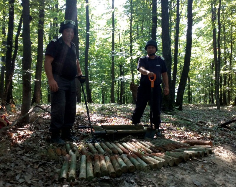 FOTO/ Căutatorul de comori din Vrancea care a găsit grenade și cartușe zilele trecute a descoperit luni un adevărat arsenal