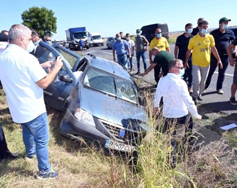 VIDEO | Ministrul Adrian Oros a acordat primul ajutor la un accident produs în județul Buzău: "Am alergat toți la marginea șoselei"