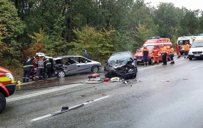 FOTO| Doi morți și mai mulți răniți într-un accident în Olt după ciocnirea a două mașini