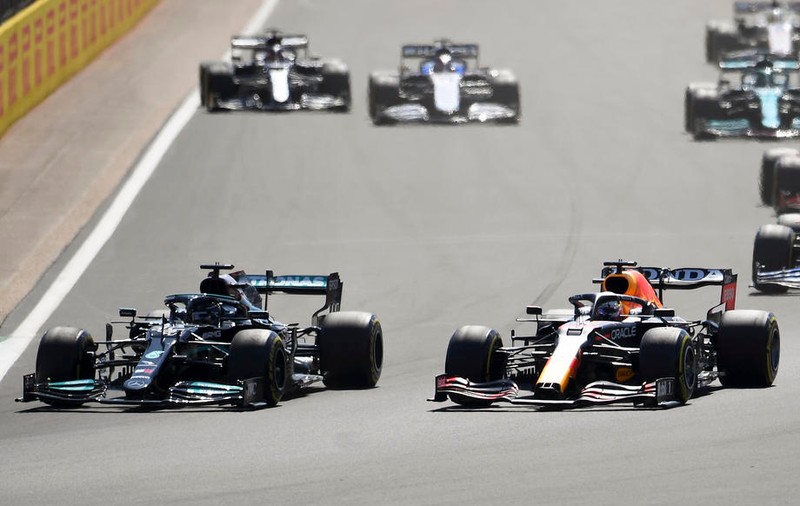 Red Bull a cerut o pedeapsă mai mare pentru Hamilton, după accidentul de la Silverstone, dar solicitarea a fost respinsă de FIA