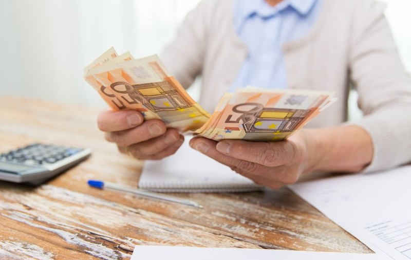 O bătrână din Hunedoara i-a trimis peste 11.000 de euro unui bărbat cunoscut pe o rețea de socializare. Ce a urmat a făcut-o să-și regrete gestul