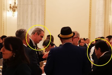 Wang (dreapta) la o discuție la lansarea Bank of China, într-un grup în care mai apare Vasile ”Puiu” Condoiu (stânga), fost ofițer al serviciului secret al MAI, șef în Oficiul Român de Imigrări și apoi angajat al Parlamentului României