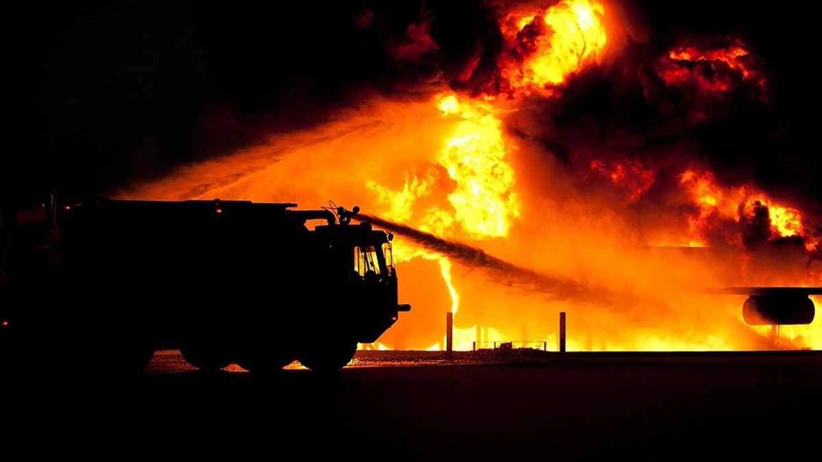 Un utilaj de deszăpezire a luat foc pe A2. O mașină de pompieri stinge un incendiu puternic