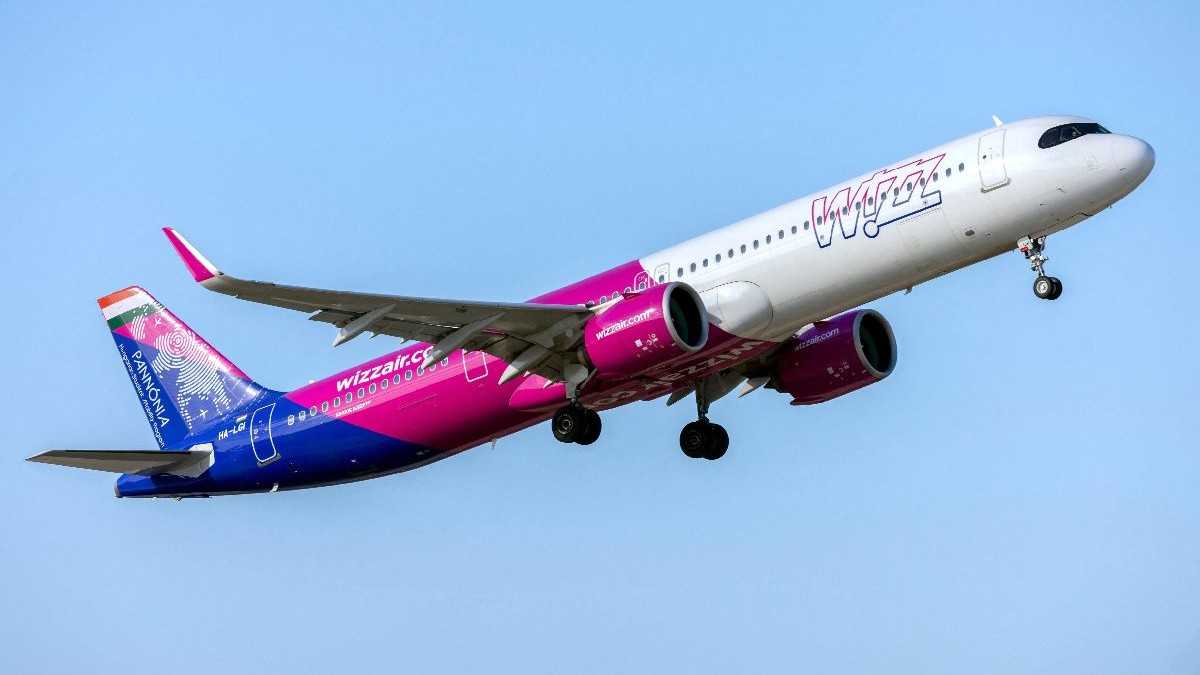 Imaginea prezintă o aeronavă a companiei Wizz Air în zbor