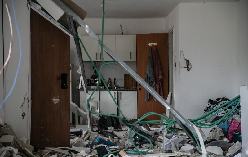 O femeie și fiica ei s-au salvat în fața atacului Hamas cu un aspirator și un făcăleț: „Nu puteam face nimic, decât să ne îmbrățișăm sub masă, ascunzându-ne în întuneric"