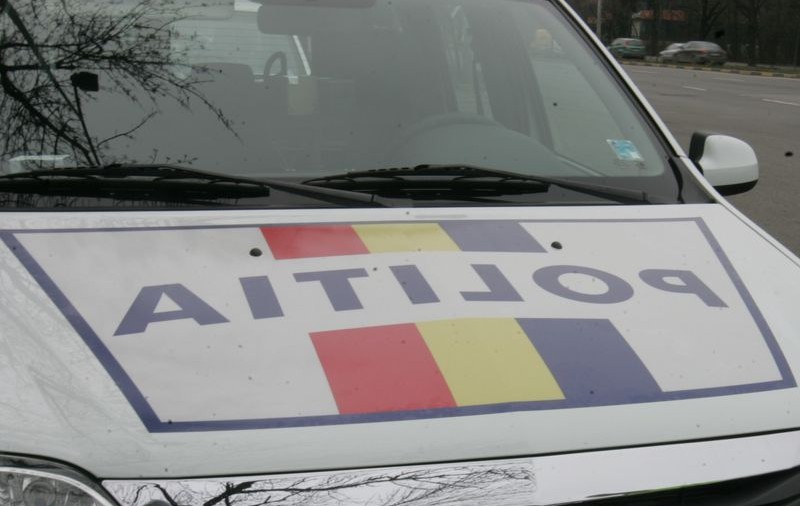 A descoperit două grenade defensive şi s-a dus cu ele în bar